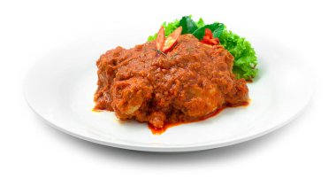 Civciv Rendang Kuru Köri (Ayam) Geleneksel Endonezya, Malezya Gıda Tarzı Ünlü yemek Pirinç Yavaş Pişirilmiş Herb köri tarifi Kaffer, oyulmuş kırmızı biber ve sebze yan bakışı