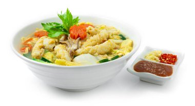 Thai Sukiyaki Çorbası kalamar, yumurta ve sebze oyulmuş havuç sosu, acı biber ve sarımsaklı Asya yemeği stili Popüler sokak yemekleri sağlıklı lezzetli diyet, sıcak yemek