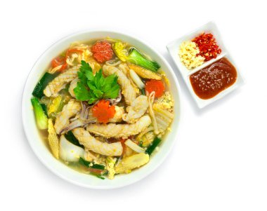Thai Sukiyaki Çorbası kalamar, yumurta ve sebze oyulmuş havuç sosu, acı biber ve sarımsaklı Asya yemeği stili Popüler sokak yemekleri lezzetli lezzetli lezzetli diyet sıcak yemek üst görünümü