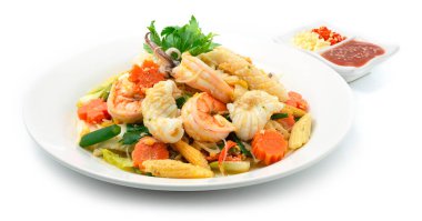 Thai Sukiyaki Karides, Kalamar, Yumurta ve Sebze, oyulmuş Havuç Sosu, acı biber ve sarımsaklı Asya yemeği karışımı Popüler Sokak Yemekleri İyi Lezzetli Lezzetli Diyet Diyet Sıcak Yemek 