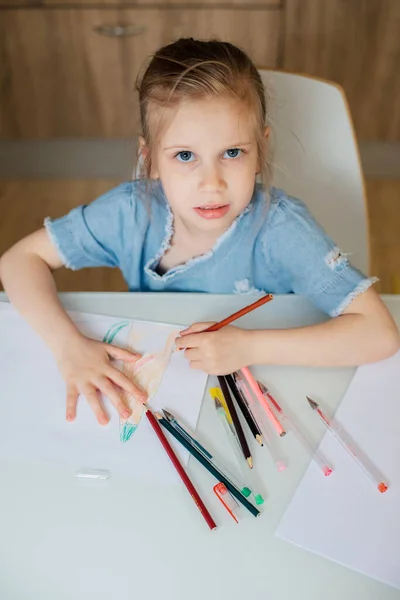 Το κορίτσι ζωγραφίζει σε λευκό χαρτί με χρωματιστά μολύβια — Φωτογραφία Αρχείου