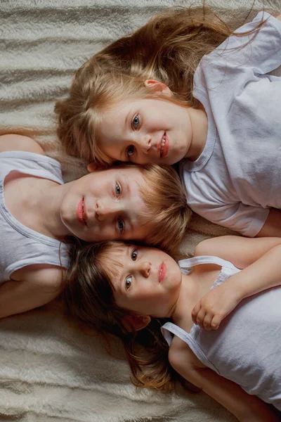 Τρία παιδιά κείτονται το ένα δίπλα στο άλλο.. — Φωτογραφία Αρχείου