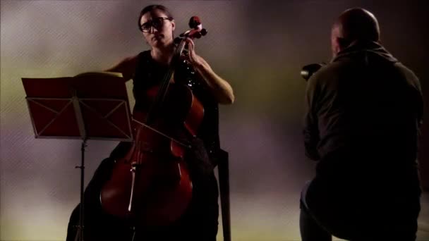 Fotoshooting mit Cellist — Stockvideo