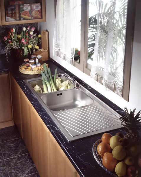 Fregadero de cocina con verduras — Foto de Stock