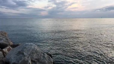 Kayalar ile deniz Panoraması