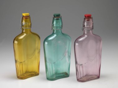 Beyaz arka planda şeffaf cam şişe