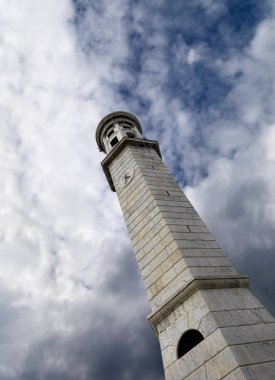 Taş çan kulesiyle manzara
