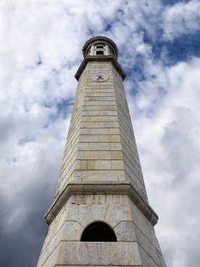 Taş çan kulesiyle manzara