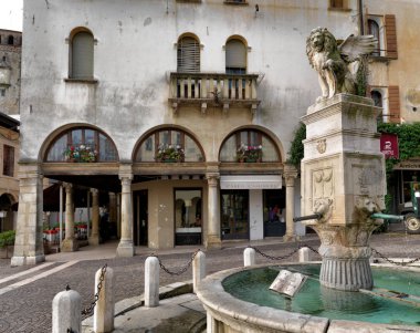 İtalya 'da antik çeşmeli meydan