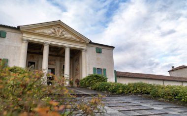 İtalya 'da tarihi konağı olan manzara