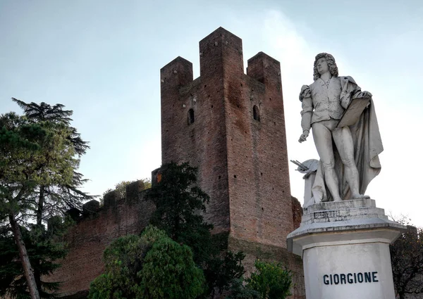 城の壁とジョルジョーネの像と風景 — ストック写真