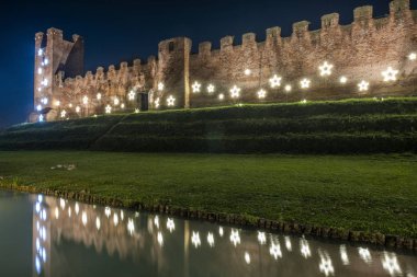 Eski kale duvarları, Noel ışıkları