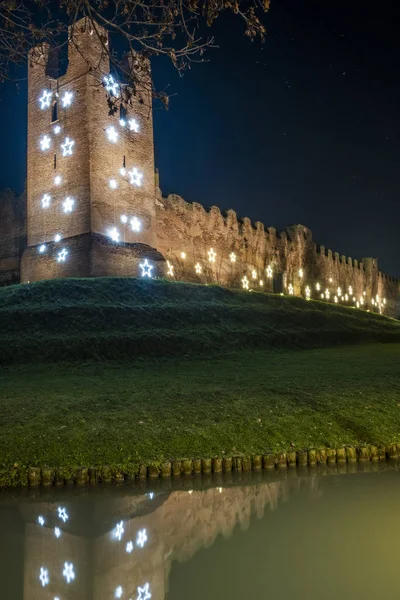 Стародавні Стіни Замку Різдвяними Вогнями — стокове фото