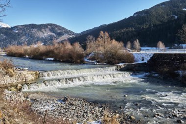 Dağlarda küçük şelaleli bir nehir yatağı.