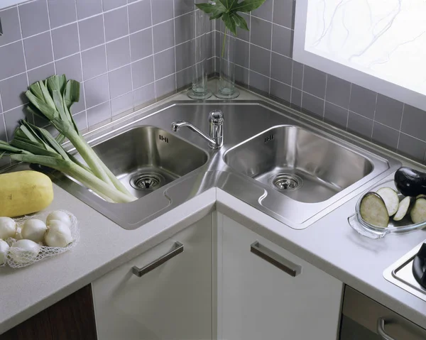 Mutfak köşesinde çelik lavabo var.