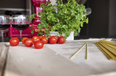 Makarna ve kereviz zeminli kırmızı domatesler