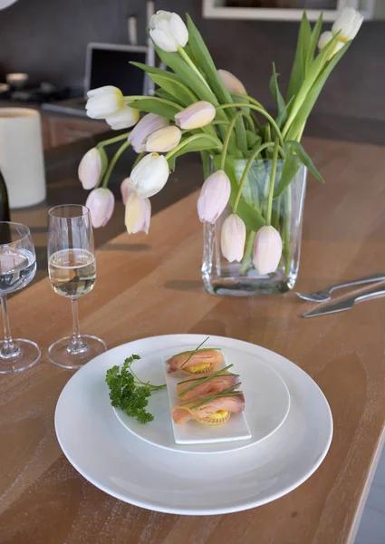 Piatto Con Sushi Tulipani Sfondo — Foto Stock