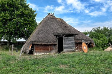 Saman kulübesi ve mavi gökyüzü ile manzara