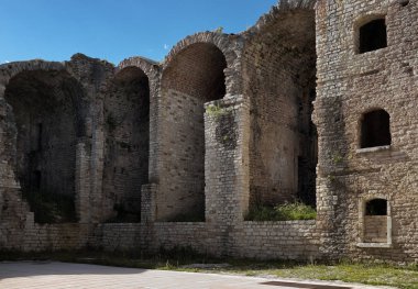 Eski bir ortaçağ şatosunun taş duvarları