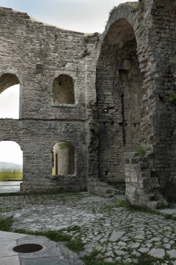 Eski bir ortaçağ şatosunun taş duvarları