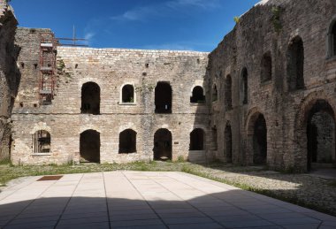 Eski bir ortaçağ şatosunun taş duvarları