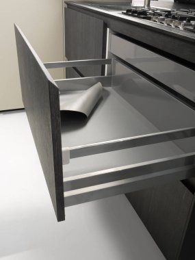 Çatal bıçak çekmeceli mutfak ortamı