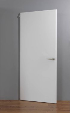 Beyaz kapılı duvar.