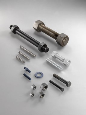 Beyaz kapılı duvar.