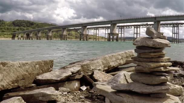 Краєвид Річкою Мостом — стокове відео