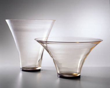 Beyaz arka planda cam kavanozlar