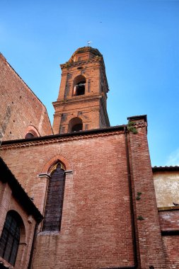 Taş çan kulesiyle manzara