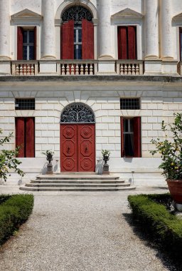 Tarihi bir villanın cephesi