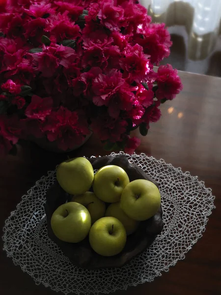 Cesta Maçãs Verdes Planta Flor — Fotografia de Stock