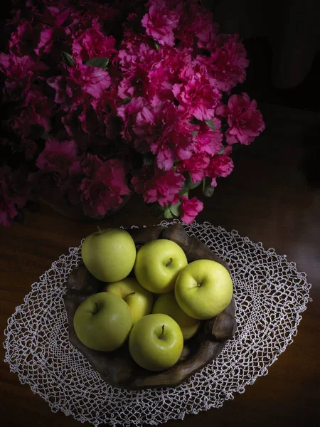 Korb Mit Grünen Äpfeln Und Blütenpflanzen — Stockfoto