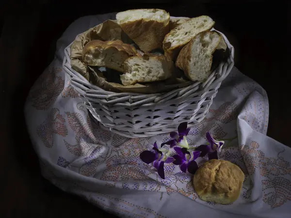 Korb Mit Brot Und Blumen Auf Schwarzem Hintergrund — Stockfoto