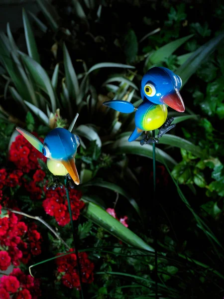 Sfondo Con Uccelli Falsi Colorati Sui Fiori — Foto Stock