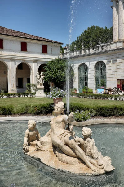 Paisaje Con Fuente Una Antigua Villa — Foto de Stock