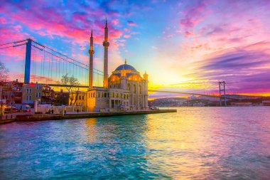 Ortakoy İstanbul manzarası bulutlar Ortakoy Camii ve İstanbul 'daki Boğaz Köprüsü ile güzel bir gün doğumu. İstanbul 'un en iyi turistik beldesi.