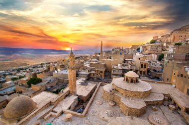 Mardin manzarası bulutlu Türkiye 'nin güzel günbatımı. Minareler Mardin 'in en iyi turistik beldesidir..