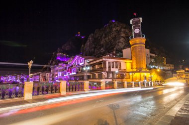 Amasya, Türkiye - Ağustos 2017: Eski Osmanlı evleri ve Amasya 'daki Yesilirmak Nehri' nin yansımalı manzaralı Saat Kulesi. Amasya Türkiye 'de daha popüler bir turizm beldesi.