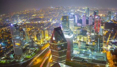 İSTANBUL, TURKEY - 31 Ocak 2016: İstanbul 'daki Safir İstanbul' un en büyük gökdeleni, İstanbul 'u ve İstanbul Boğazı' nı gece gözleme kulesinden görebiliyordu