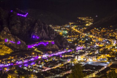 Amasya Hindi Şehri, eski sedir binaları, renkli ışıklarla nehir ve kale manzarası