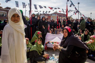 İstanbul, Türkiye - 11 Ekim 2016: Halkali, İstanbul 'da Ashura (asura veya asure) töreni. Karbala Muharebesi' nde öldürülen Hüseyin için yas tutan bu genç Şii kızları
