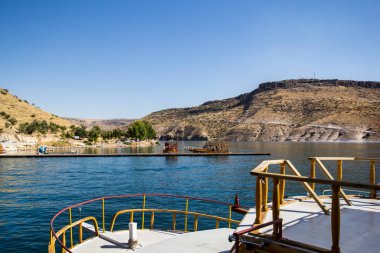 Gölde bir tekne, Mezopotamya 'da harika bir manzara Yarısı, Sanliurfa, Türkiye