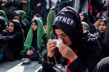İstanbul, Türkiye - 11 Ekim 2016: Halkali, İstanbul 'da Ashura (asura veya asure) töreni. Karbala Muharebesi' nde öldürülen Hüseyin için yas tutan bu genç Şii kızları