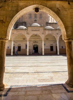 SANLIURFA, TURKEY - 31 Temmuz 2017: Şanlıurfa, Türkiye 'deki avlusundan Mevlidi Halil camisine bakın