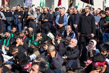 İstanbul, Türkiye - 11 Ekim 2016: Halkali, İstanbul 'da Ashura (asura veya asure) töreni. Karbala Muharebesi' nde öldürülen Hüseyin için yas tutan bu genç Şii kızları