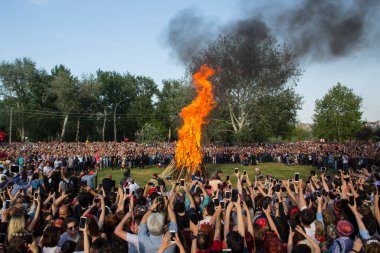 EDIRNE, TURKEY - 5 Mayıs 2018. Kakava Festivali (Roma Festivali), Hidirellez 'de Edirne, Türkiye' den başlayan çok sayıda turistin dans ettiği büyük bir yangın.
