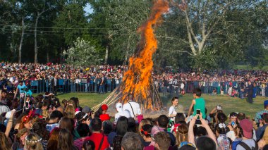 EDIRNE, TURKEY - 5 Mayıs 2018. Kakava Festivali (Roma Festivali), Hidirellez 'de Edirne, Türkiye' den başlayan çok sayıda turistin dans ettiği büyük bir yangın.
