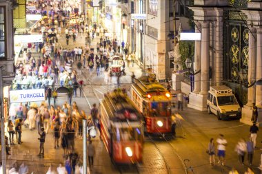 İSTANBUL, TURKEY - Temmuz 2016: Taksim İstiklal Caddesi kırmızı tramvayı gece Taksim 'de. Klasik tramvayı olan ünlü bir turistik hat. Taksim İstiklal Caddesi İstanbul 'da popüler bir turizm beldesi.